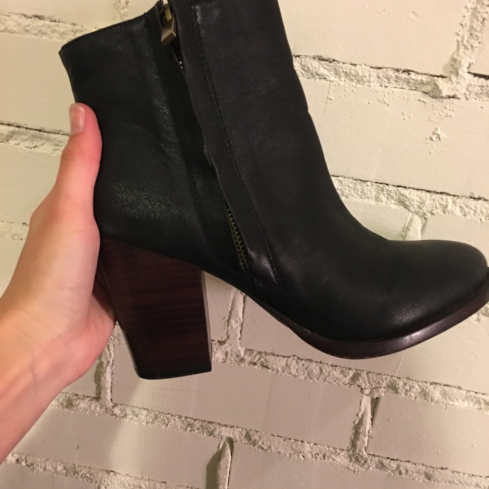 NWOT Urban Outfitters black bootie - Picture 2 of 6